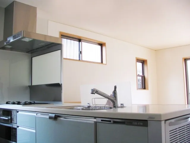 家族との会話を楽しみながら料理できる対面型キッチン