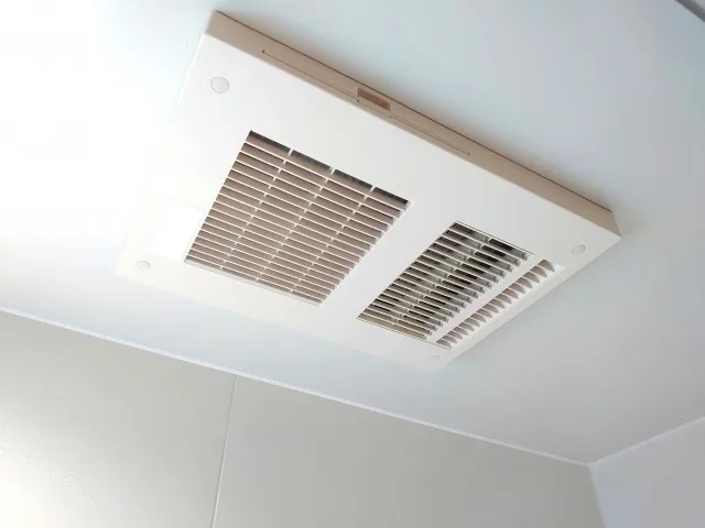 換気扇と排気ダクト