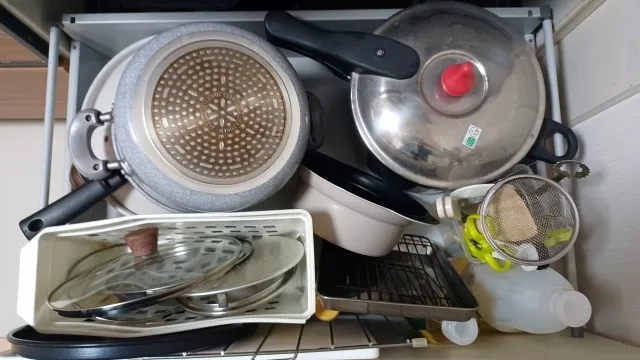 収納が足りずキッチンが散らかったままに