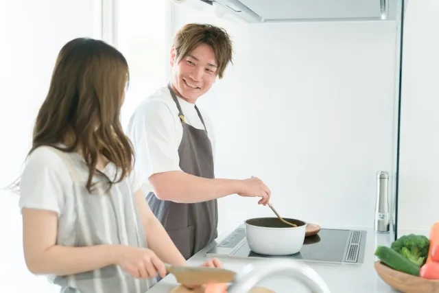 キッチンで料理する夫婦