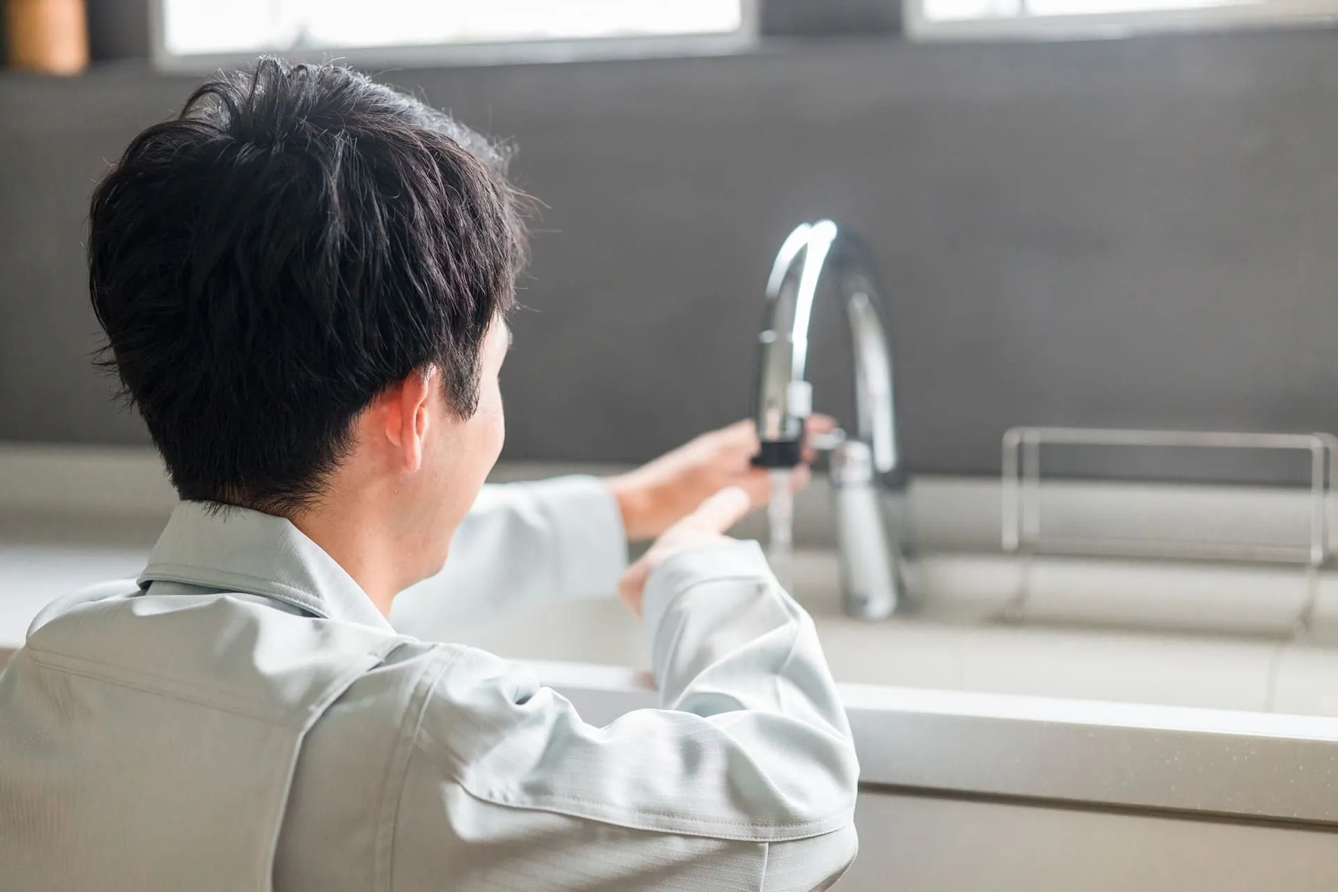 修理業者がエコキュートの不具合をチェック